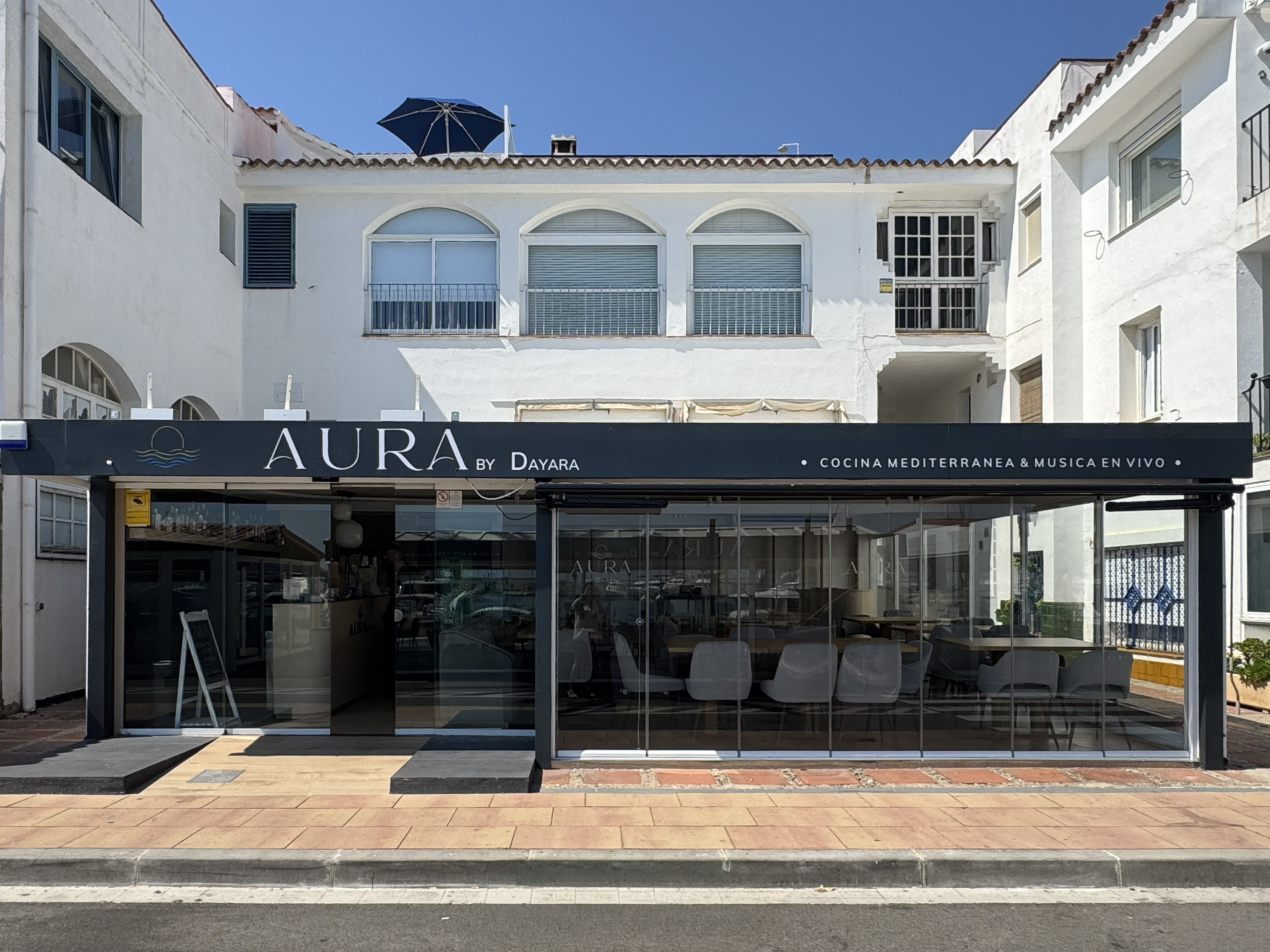 Rotulación de escaparate en Restaurante Aura (Sitges)